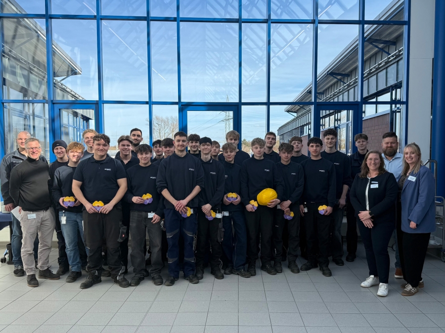 Die Auszubildenden mit ihrem Ausbilder Jonas Obergassel, ihrem Ausbildungsleiter Fabian Fricke, Ann-Kathrin Strunz (Bildungs- und Integrationszentrum Kreis Paderborn ), Ausbilder Andreas Pöhler und Katharina Möller (Bildungs- und Integrationszentrum Kreis Paderborn, v.l.).© Ann-Kathrin Strunz, Kreis Paderborn 